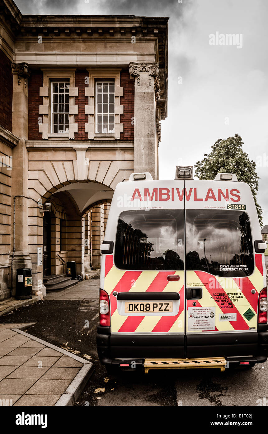 Ambulanza arriva a Whitchurch Hospital Cardiff per raccogliere i pazienti dall'entrata principale. Foto Stock