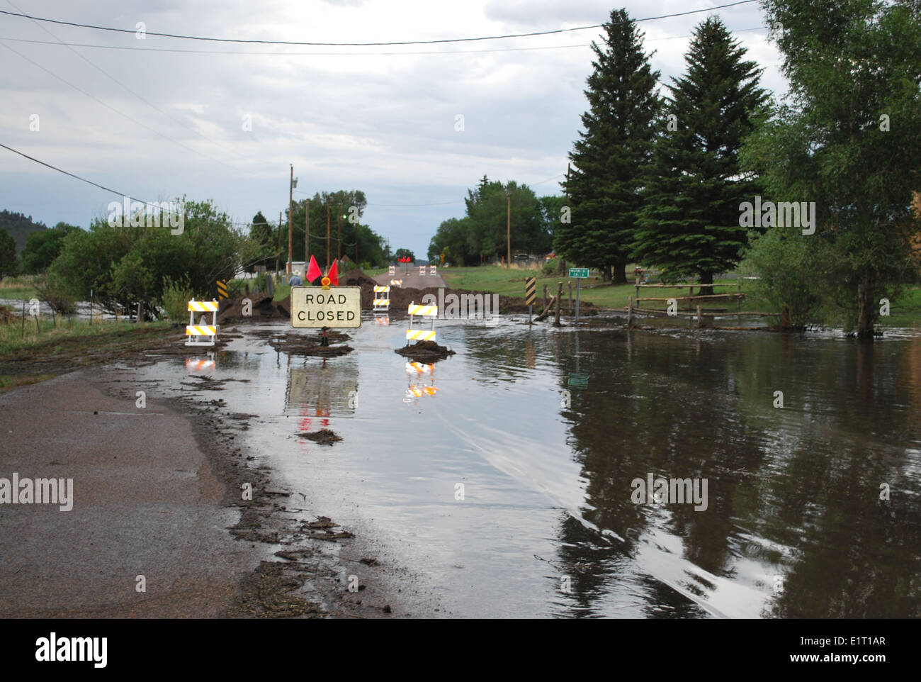 A Nutrioso, Arizona, si è verificata una chiusura stradale dove i lavoratori della contea hanno scavato una trincea come parte della manutenzione delle infrastrutture. Tali azioni sono fondamentali per mantenere sistemi stradali sicuri e affidabili. Foto Stock
