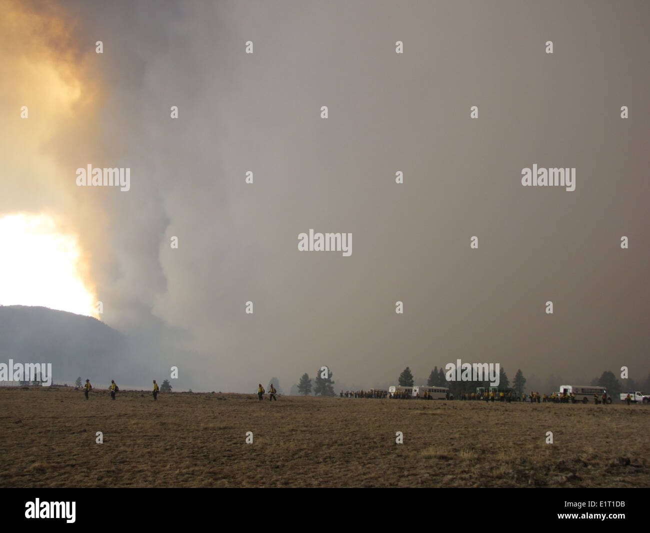 Scattata il 17 giugno, questa immagine cattura il crollo di un pennacchio, probabilmente legato a un evento geologico o ambientale. Un ulteriore contesto sul fenomeno fornirebbe maggiori dettagli sul suo significato. Foto Stock