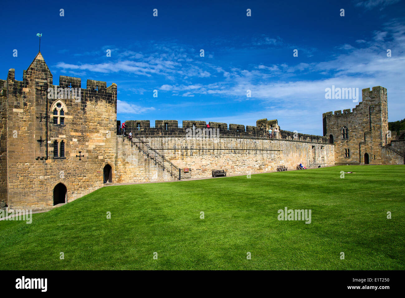 Bastioni a piedi, un muro interno Alnwick Castle, dove Harry Potter è stato filmato Foto Stock