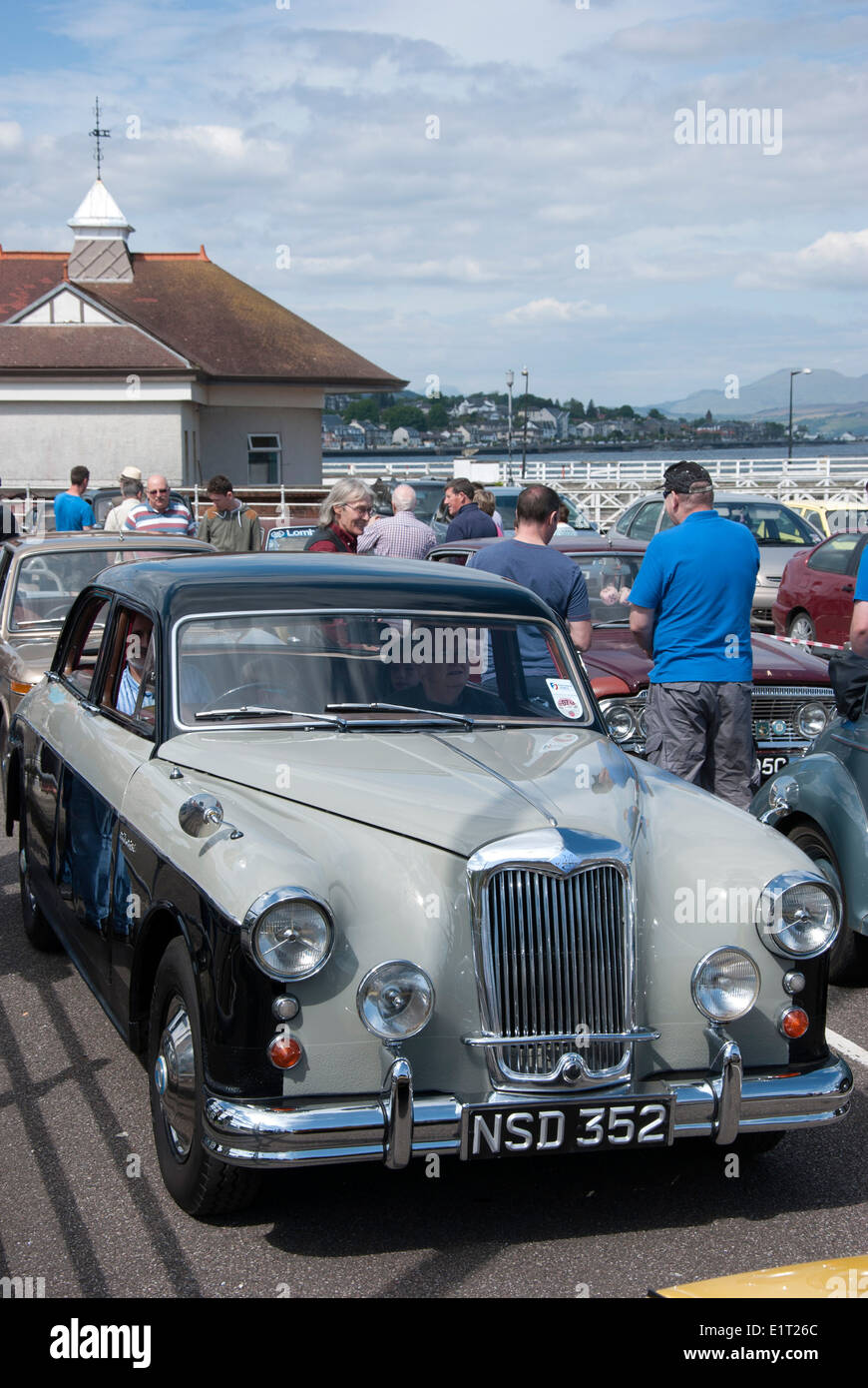 1959 in due toni di grigio e nero Riley due punto sei 2.6 Overdrive Classic British automobile berlina Foto Stock