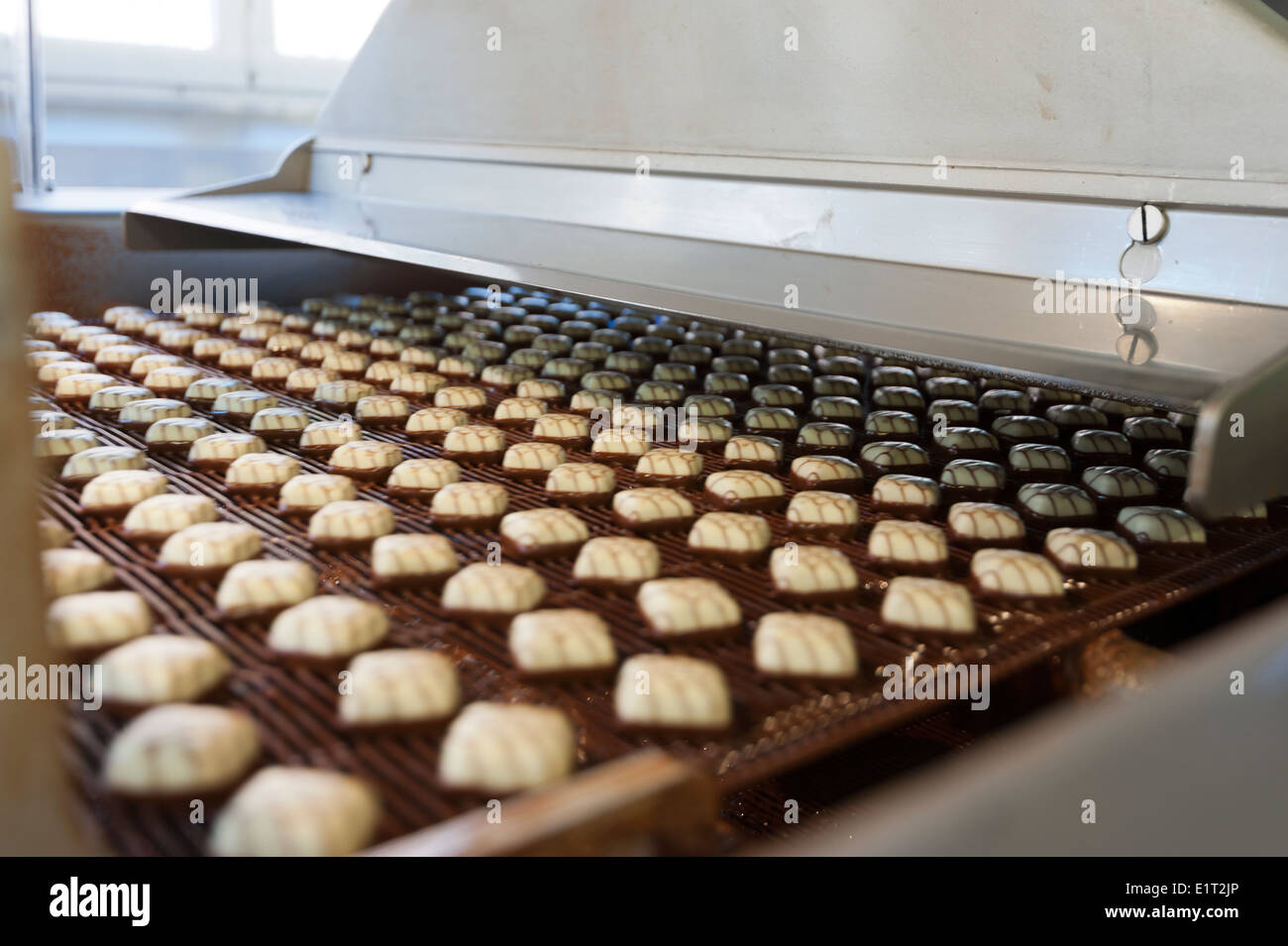 Cioccolatini in una macchina di caramelle al cioccolato svizzero la fabbrica della Lindt & Spruengli in Zurigo / Kilchberg Foto Stock