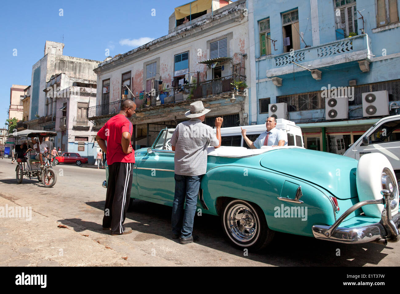 Persone e classic american cars per le strade di La Habana, Cuba Foto Stock