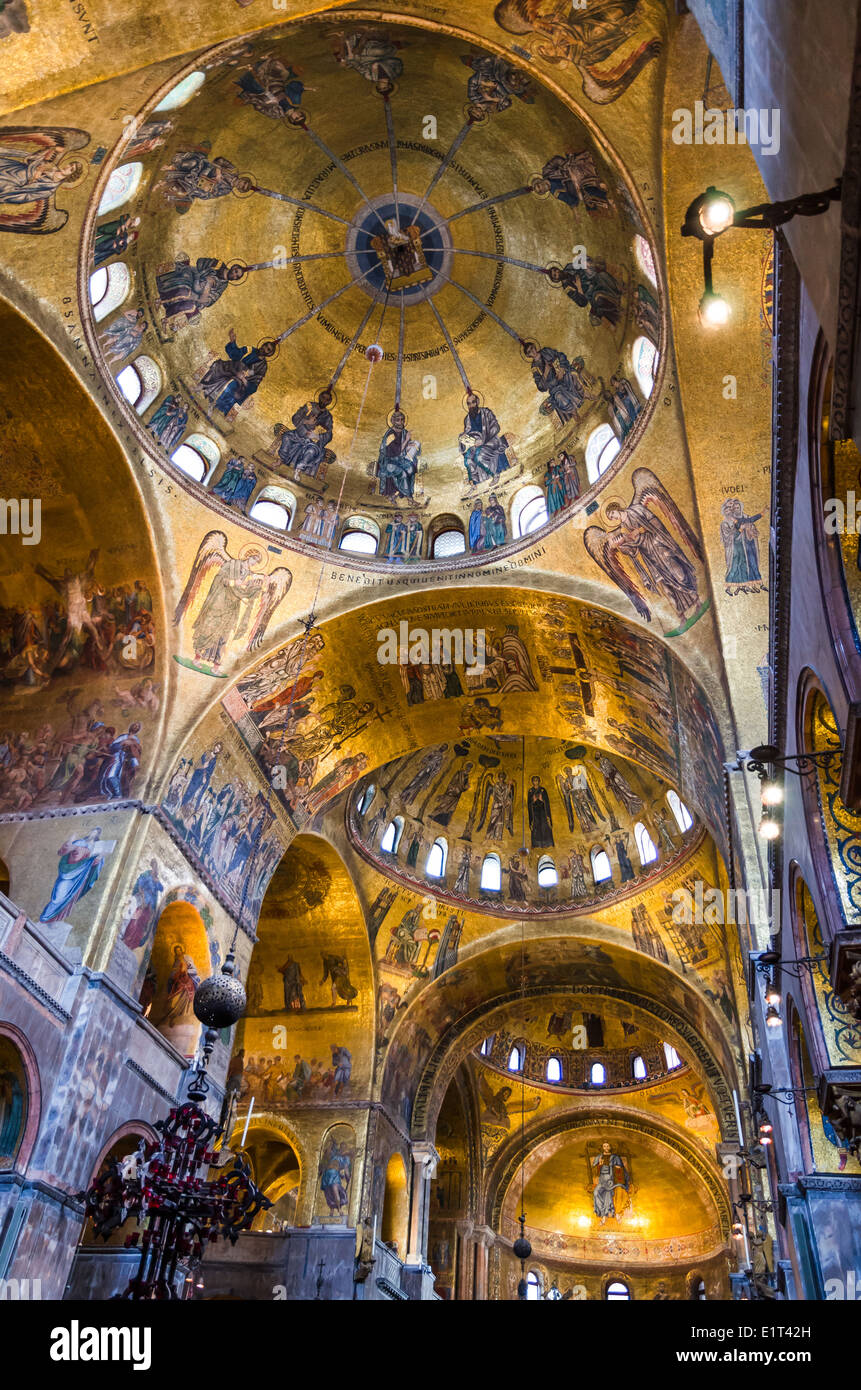 Interni in stile bizantino dipinta la cupola della Basilica di San Marco, Venezia, punto di riferimento dell'Italia. Foto Stock