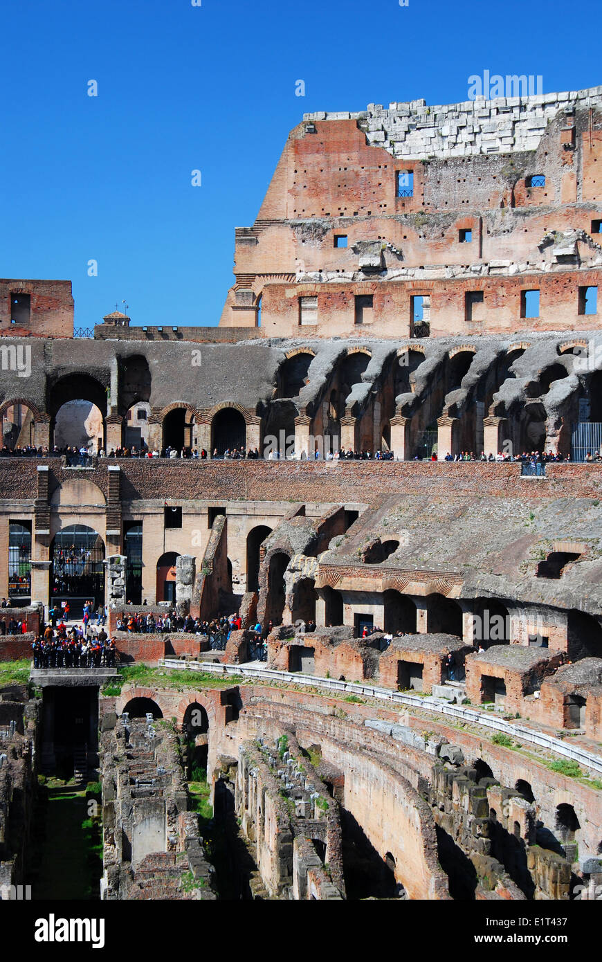 Rovine della Roma più grande anfiteatro, Colosseo, costruito nel 72 D.C. da Vespasiano. Impero Romano, Italia. Foto Stock
