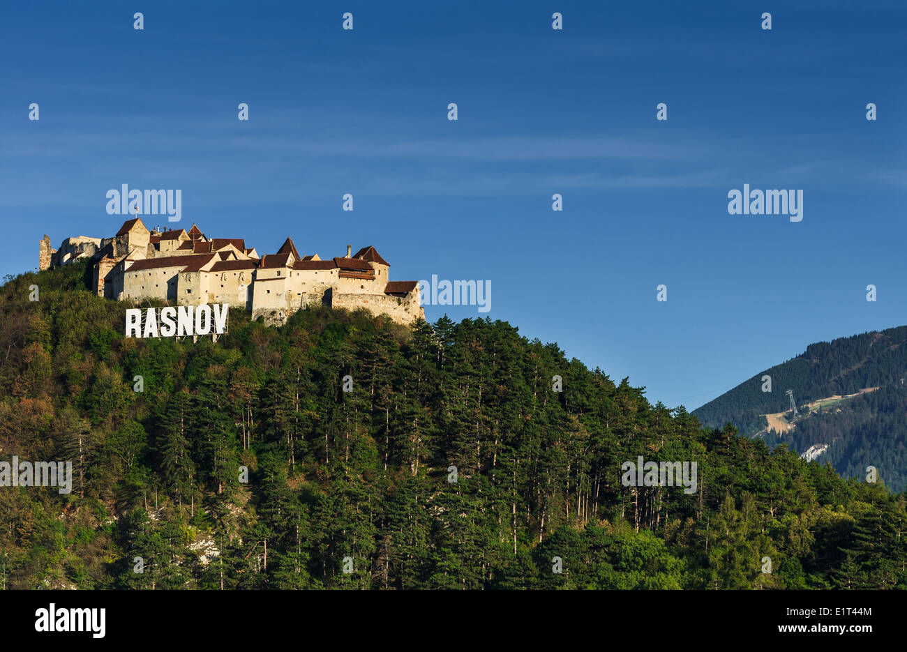 Rasnov Citadel è un monumento storico e distintivo in Romania. Fu costruita come parte di un sistema di difesa della Transilvania. Foto Stock