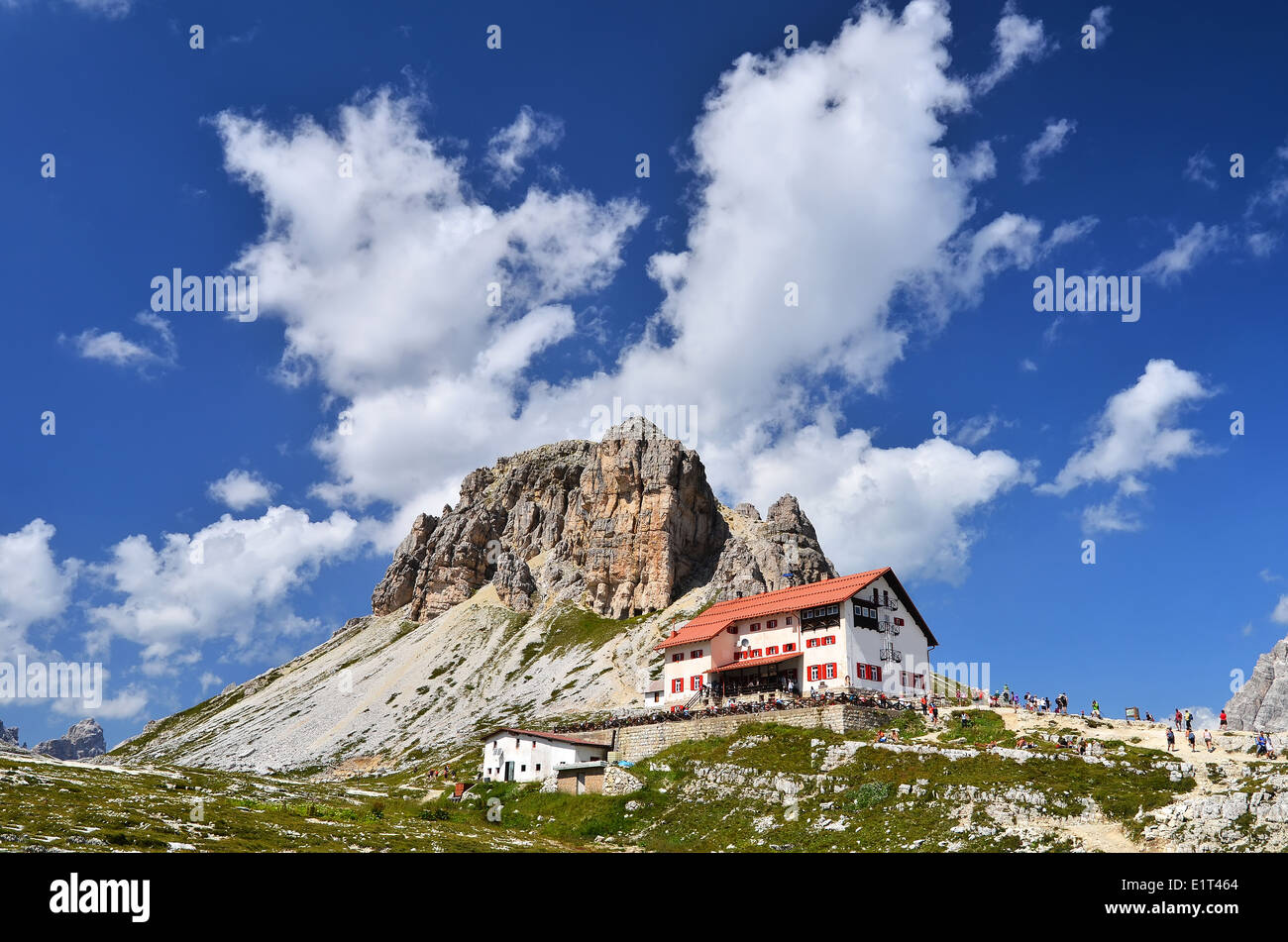 Drei Zinnen (Tre Cime) capanna e le montagne delle Dolomiti Foto Stock
