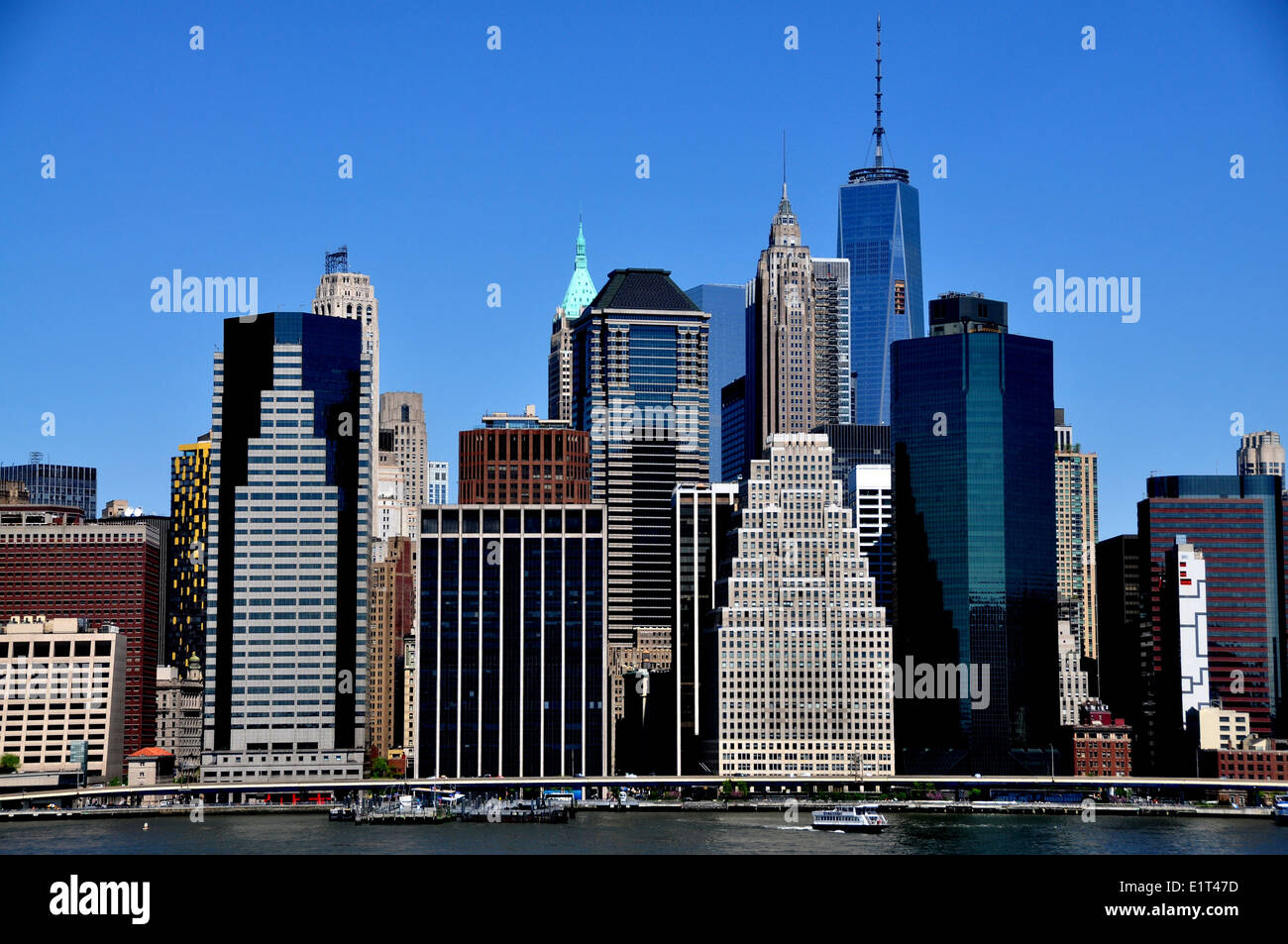 NYC: Vista di Lower Manhattan grattacieli in area di Wall Street vista dalla passeggiata a Brooklyn Heights Foto Stock