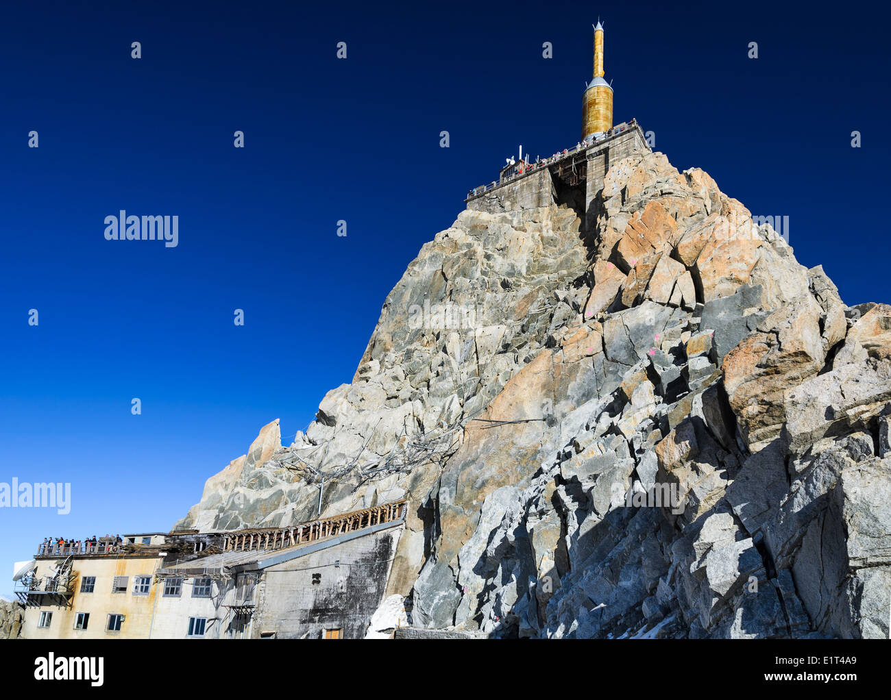 L'Aiguille du Midi (3,842 m) è di montagna nel massiccio del Monte Bianco nelle Alpi Francesi con vista panoramica piattaforma a Chamonix Foto Stock