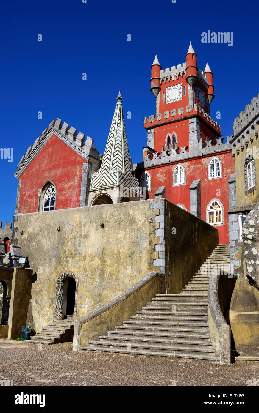 Pena Palace è il più completo e notevole esempio di architettura portoghese nel periodo romantico. Foto Stock
