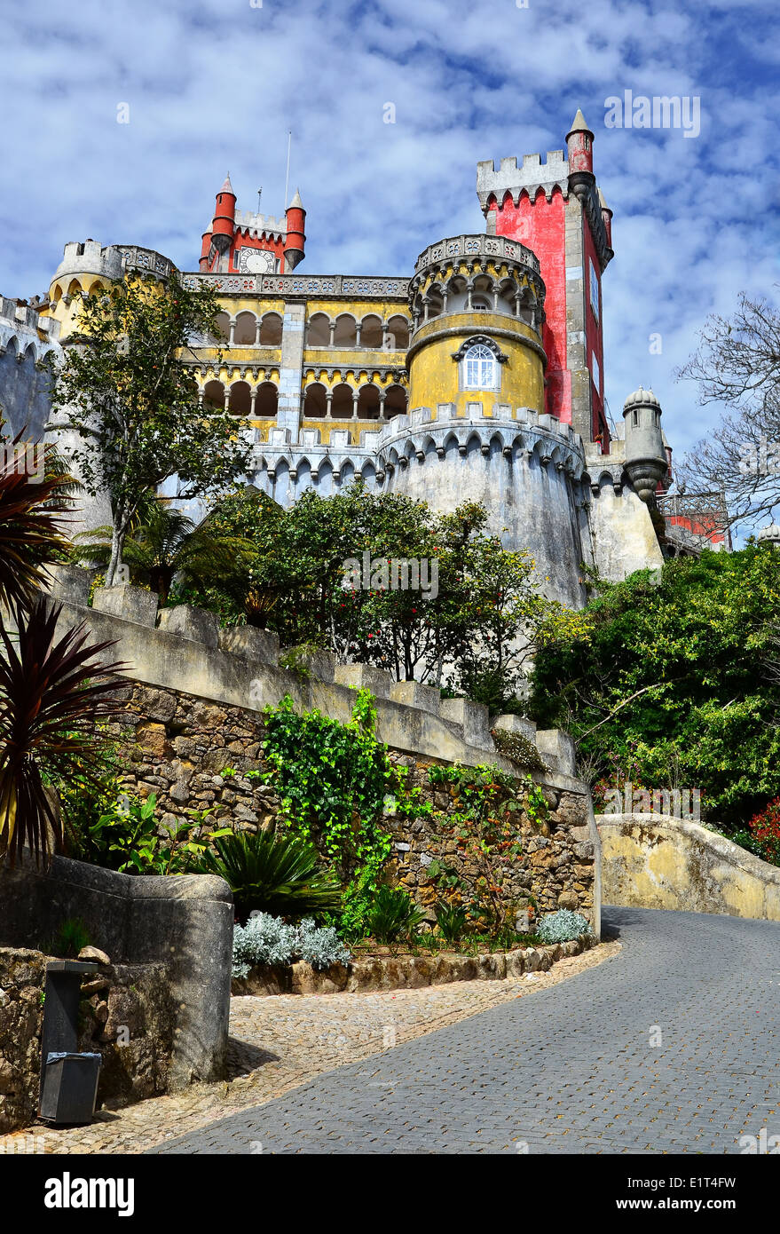 Pena Palace è il più completo e notevole esempio di architettura portoghese nel periodo romantico. Foto Stock
