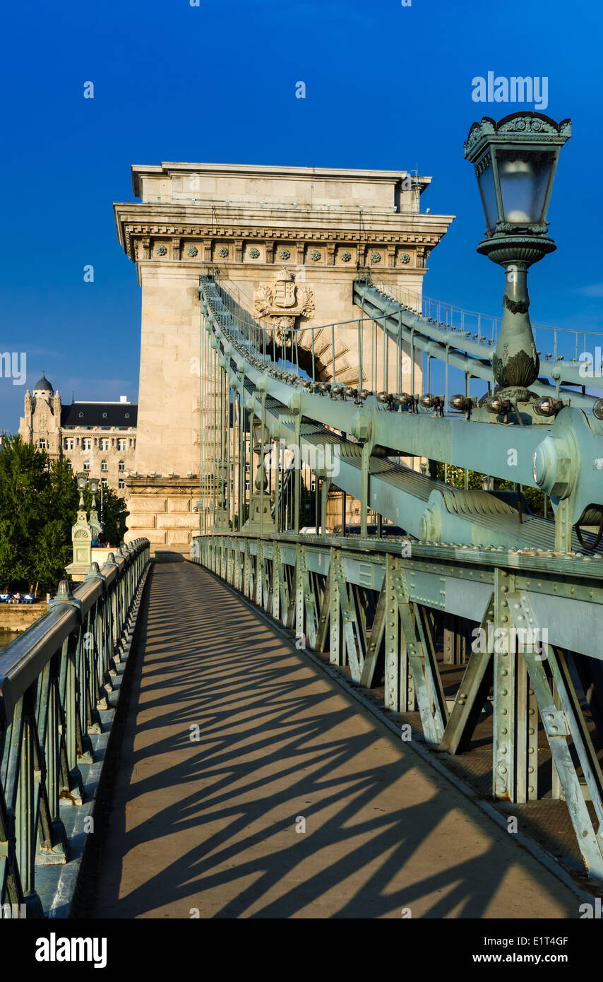 Il Ponte delle catene di Szechenyi è una sospensione ponte che attraversa il fiume Danubio tra Buda e Pest. Budapest. Foto Stock