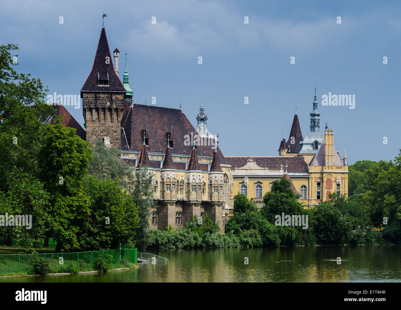 Castello di Vajdahunyad è un castello nel parco della città di Budapest, Ungheria. Esso è progettato in diversi stili. Foto Stock