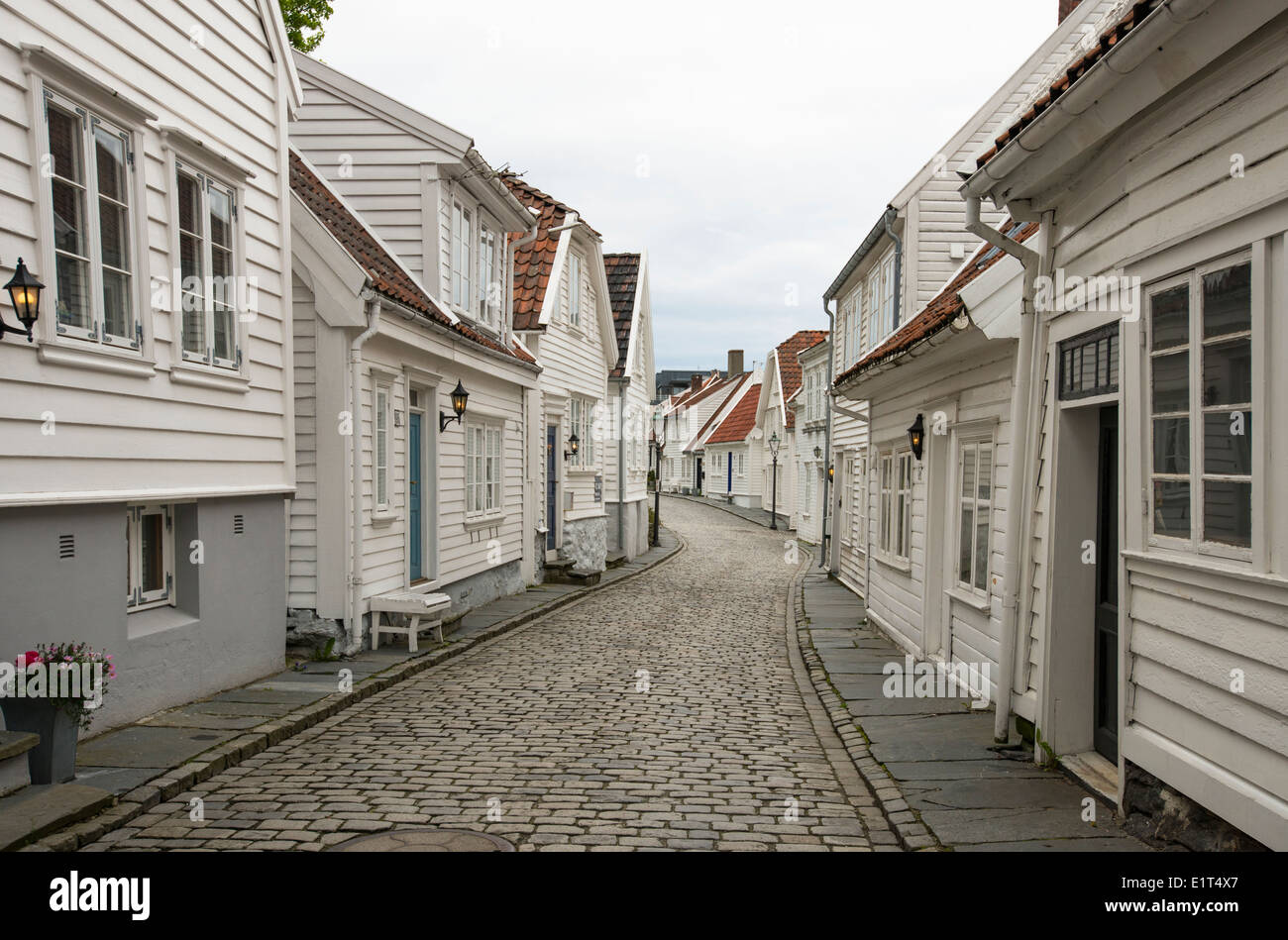 Legno bianco di strade e di case del vecchio Stavanger o Gamle Stavanger in Norvegia Foto Stock