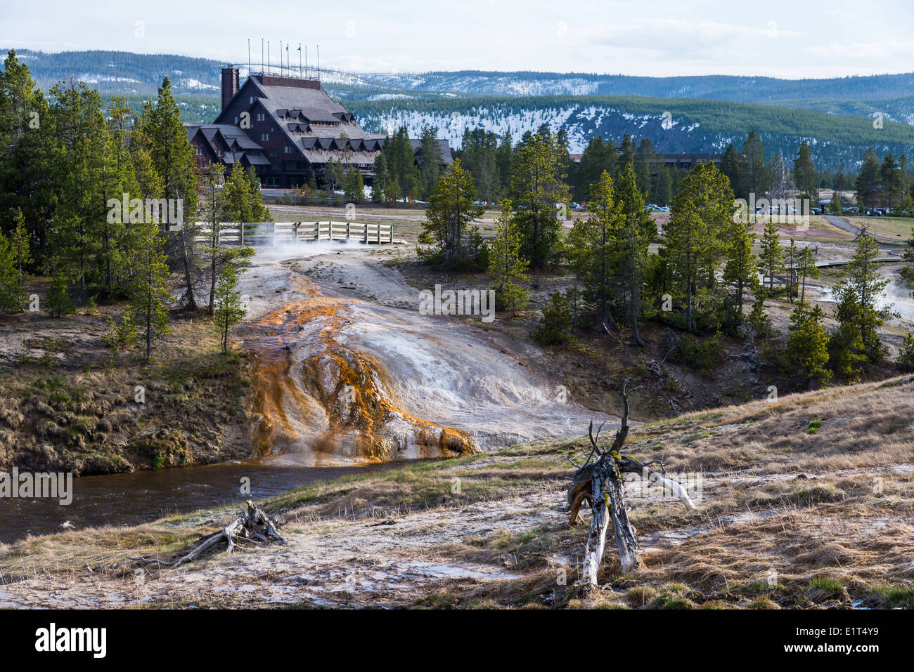 Depositi colorati da primavera calda vicino al fiume Firehole. Parco Nazionale di Yellowstone, Wyoming negli Stati Uniti. Foto Stock