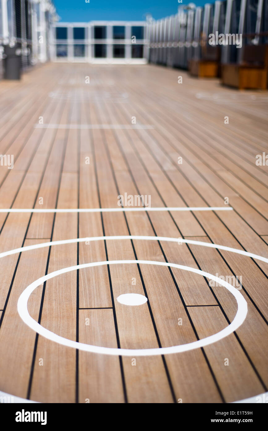 Corda vuota o il deck quoits area di gioco sul MV Arcadia come naviga attraverso il Mare del Nord in una giornata di sole Foto Stock