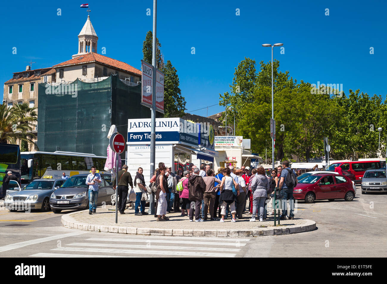 Una folla di turisti aspettare ad acquistare i biglietti presso la linea Jadrolinija kiosk presso l'entrata a Spalato riva Dalmazia Croazia Foto Stock