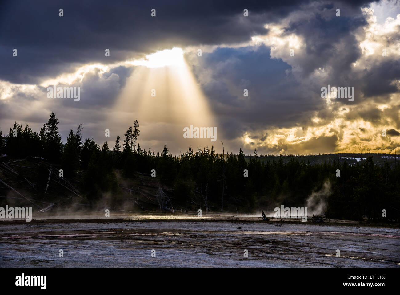 Raggi di sole peek attraverso nuvole temporalesche su Firehole River. Parco Nazionale di Yellowstone, Wyoming negli Stati Uniti. Foto Stock