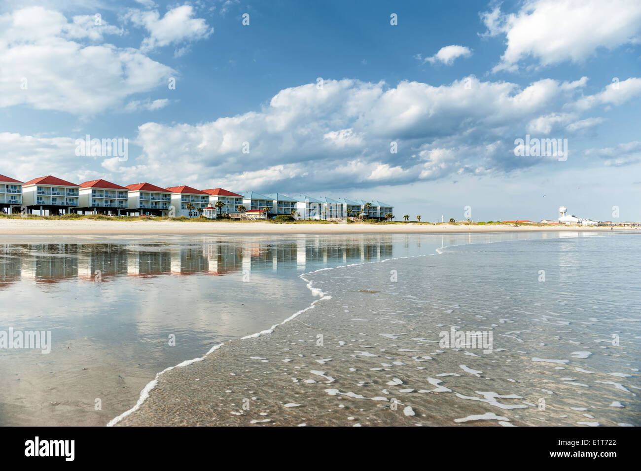 Case vicino costa dell'oceano Foto Stock