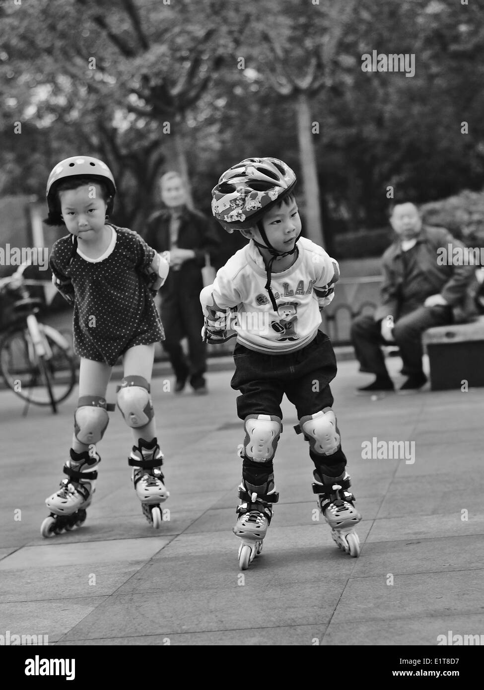 Bambini rollerskating in un parco di Shanghai Foto Stock