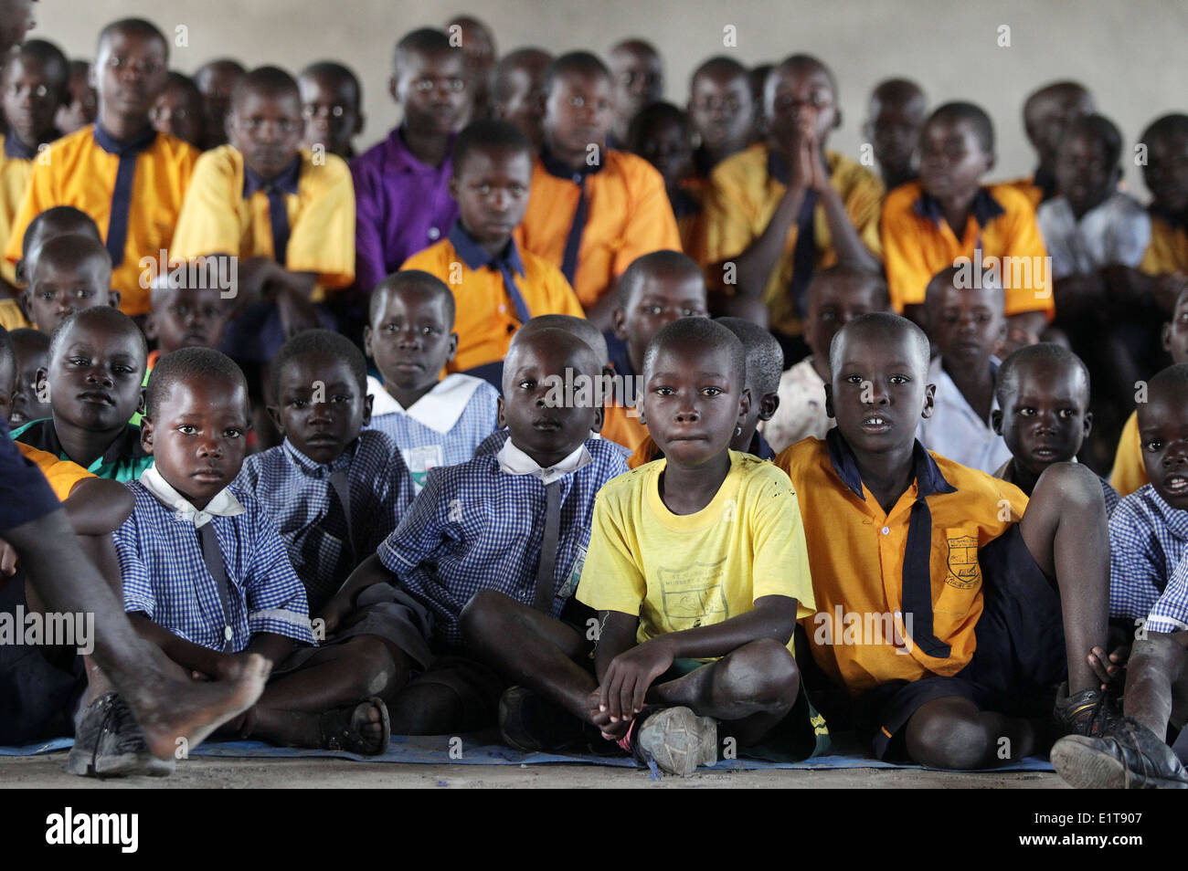 La scuola dei bambini in una nuova costruzione ONG finanziati scuola nel loro villaggio nel distretto di Lira del nord Uganda. Foto Stock