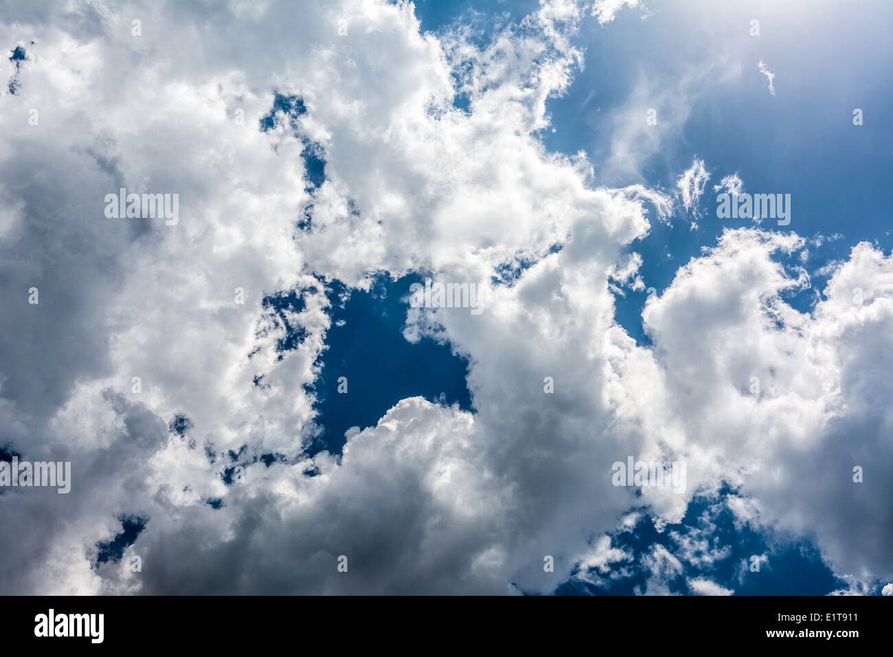 Tempesta di estate le nuvole nel cielo blu Foto Stock