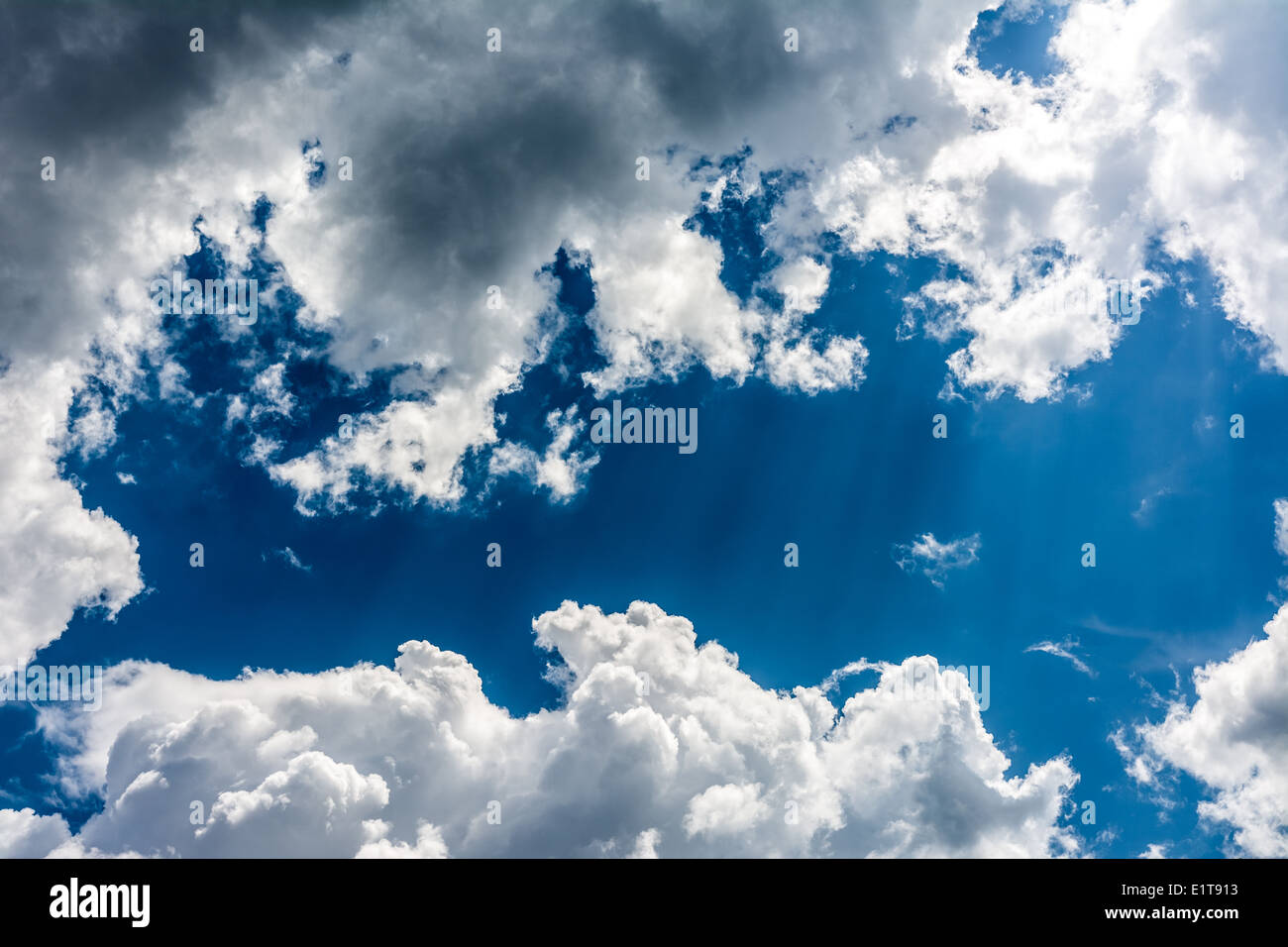 Tempesta di estate le nuvole nel cielo blu Foto Stock