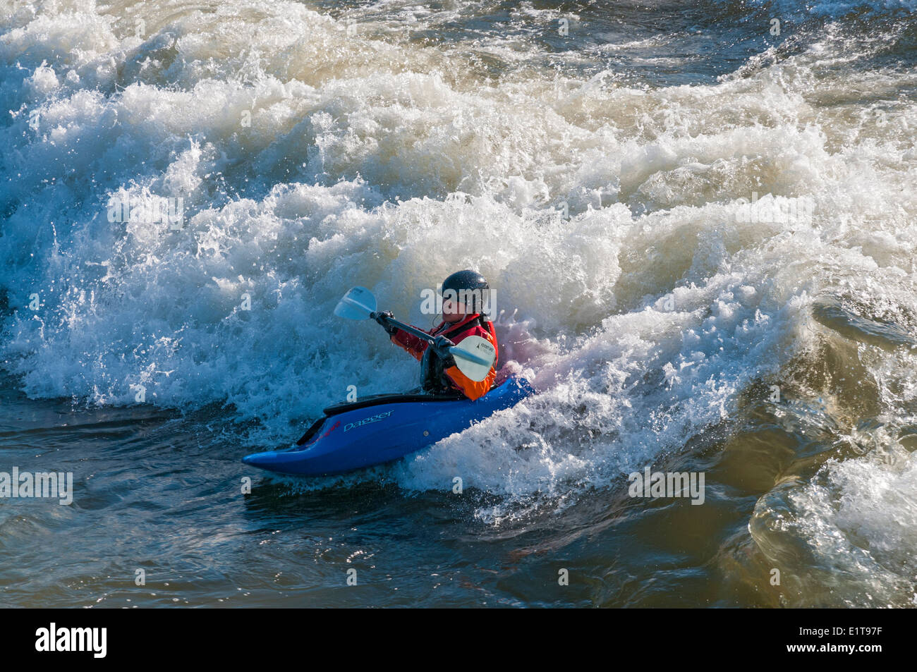 Montana, Missoula, Fiume Clark Fork, rapids vicino al centro cittadino di kayaker, Foto Stock