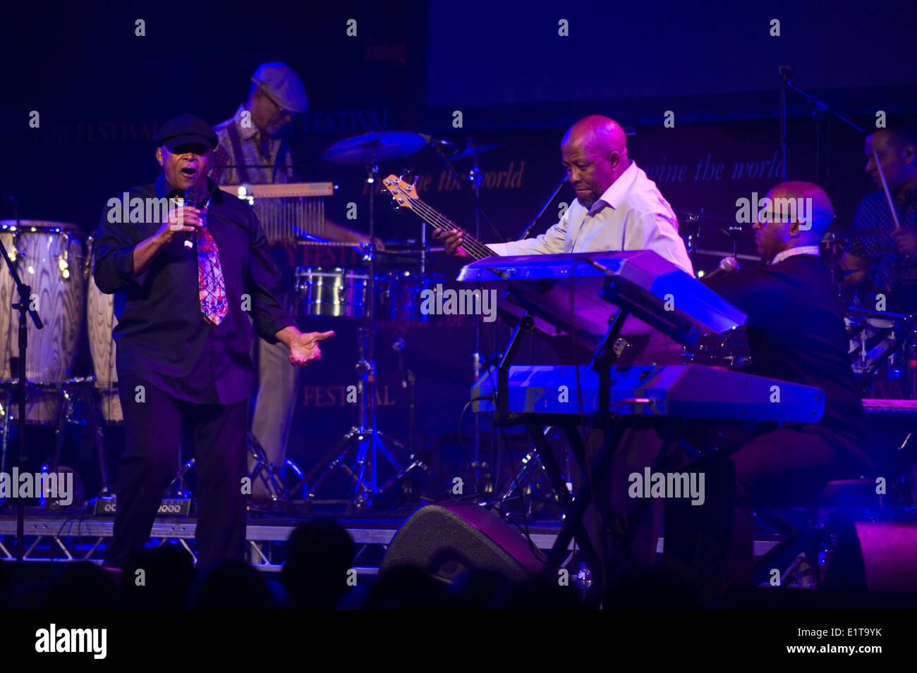 Hugh Masekela, Sud Africa, la leggenda del jazz a giocare con la sua band a Hay Festival 2014 ©Jeff Morgan Foto Stock