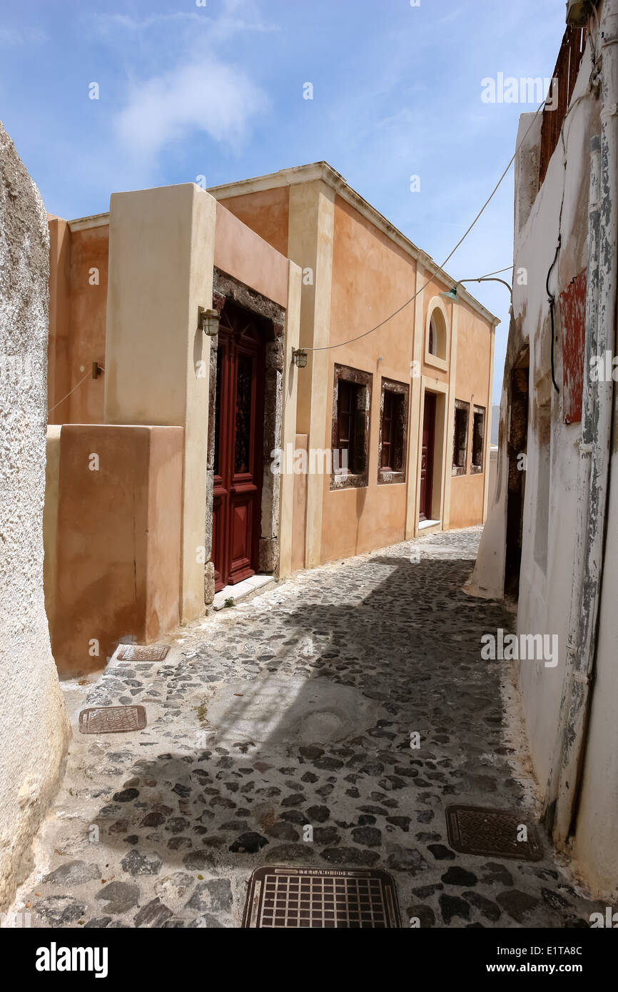 Vecchie case sulla strada a Santorini Island. Foto Stock