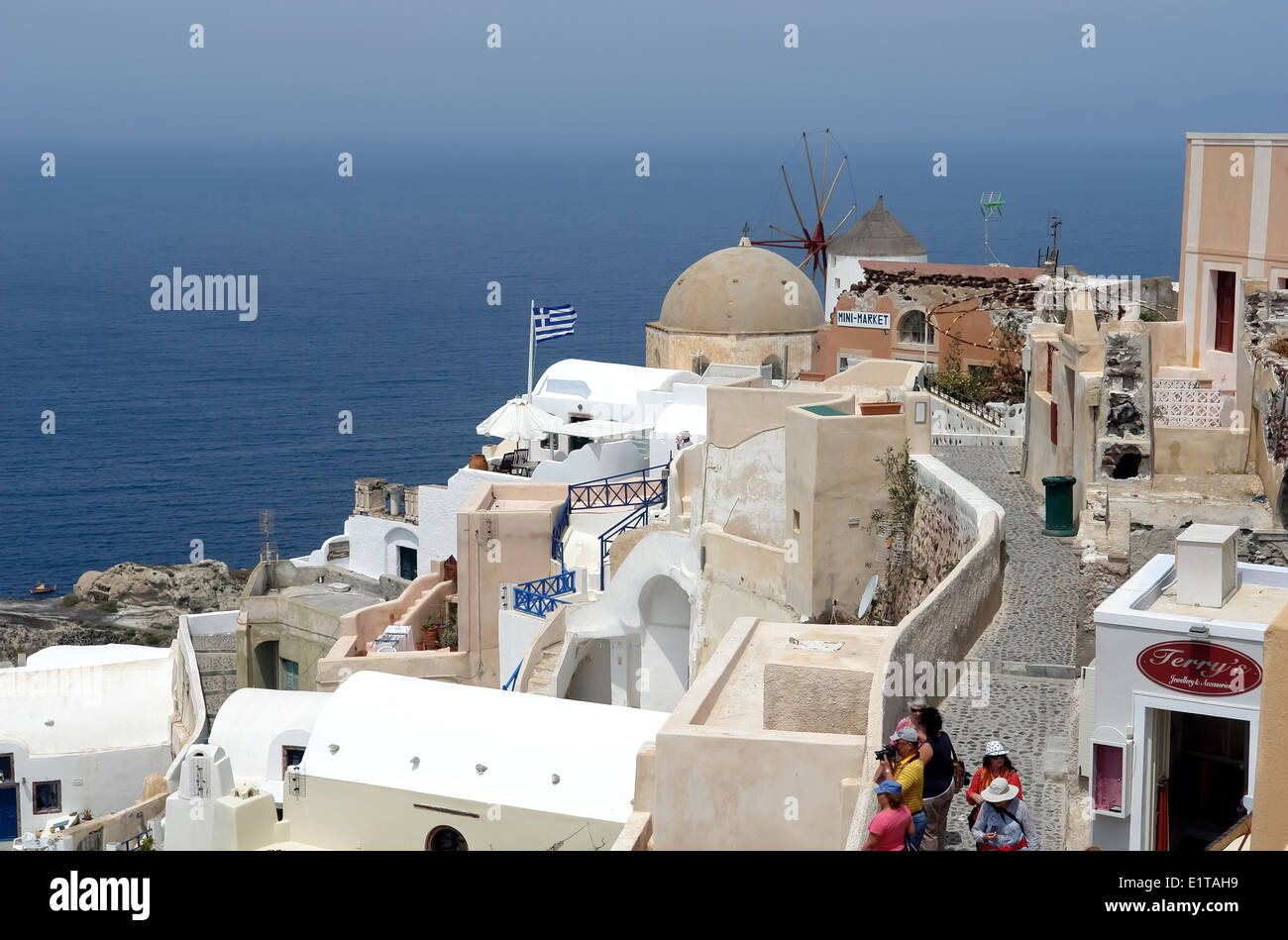 Vista Santorinian con chiesa e Bandiera della Grecia. Foto Stock