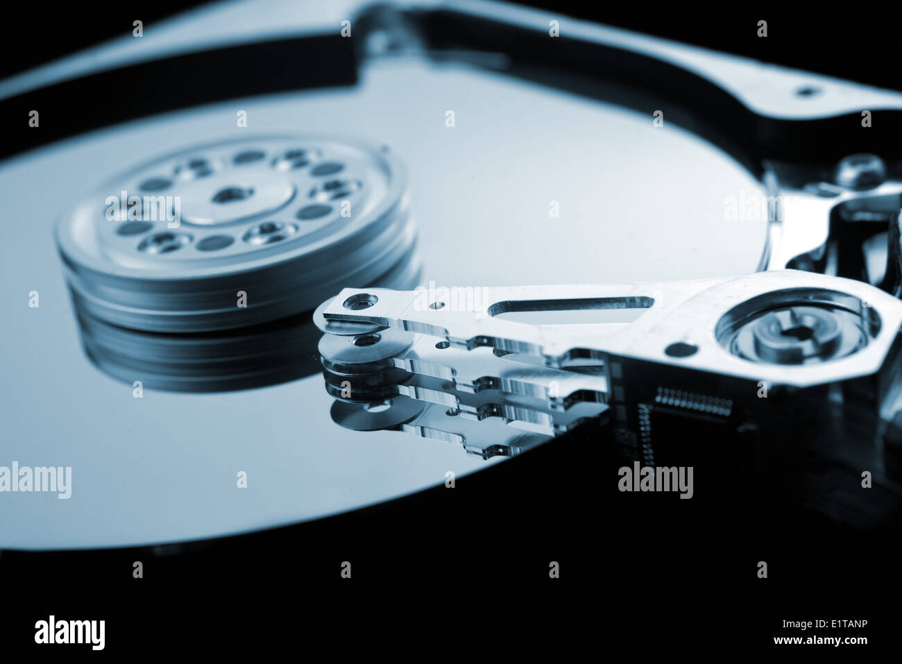 Il disco rigido del computer close up dettaglio con messa a fuoco selettiva e profondità di campo. Hardware per computer, la memorizzazione di dati. Foto Stock