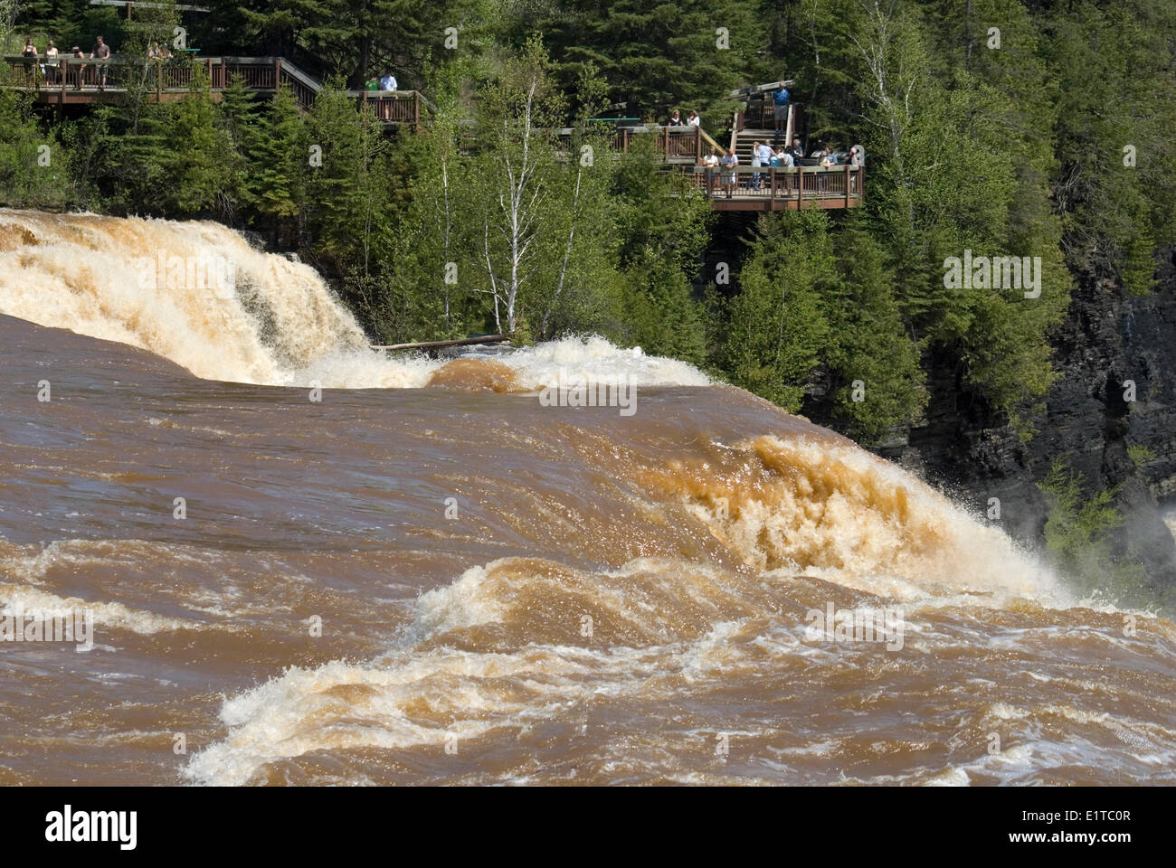 I turisti alla ricerca presso le cascate. Foto Stock