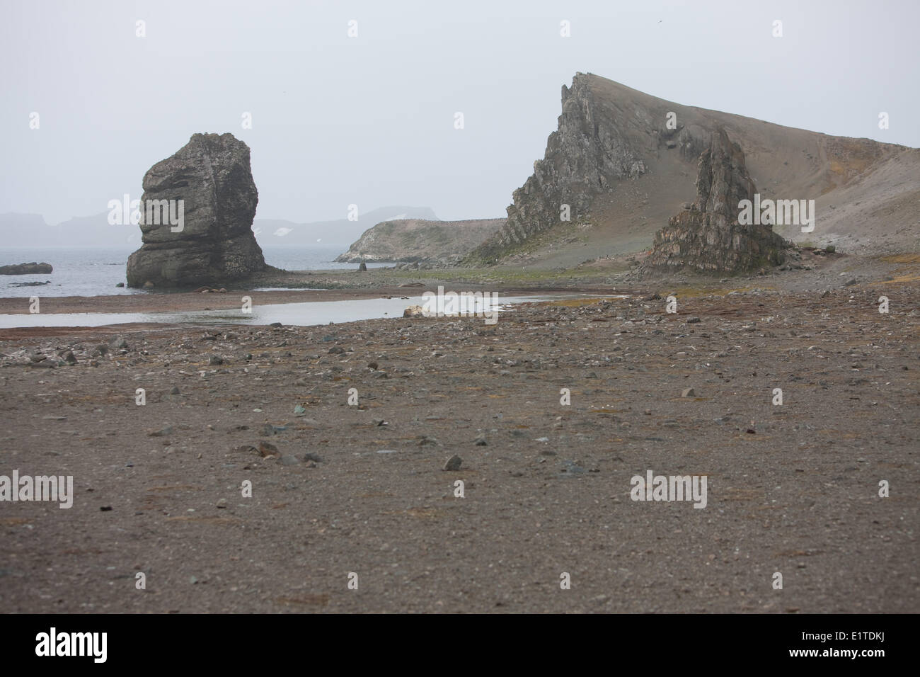 La foto mostra un affioramento di basalto (sinistra) e il pinnacle (destra) Foto Stock