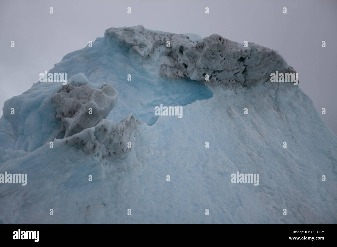 Close up di sedimenti intrappolati in un iceberg, Penisola Antartica Foto Stock