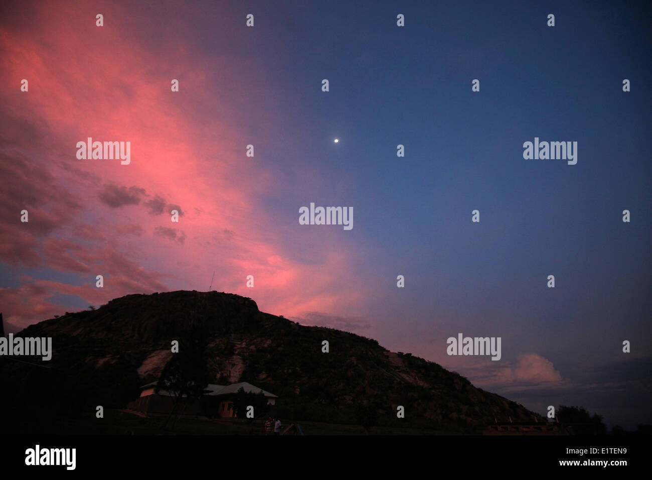 Il sole va come il giorno termina sopra la città di Lira nel distretto di Lira del nord Uganda. Foto Stock
