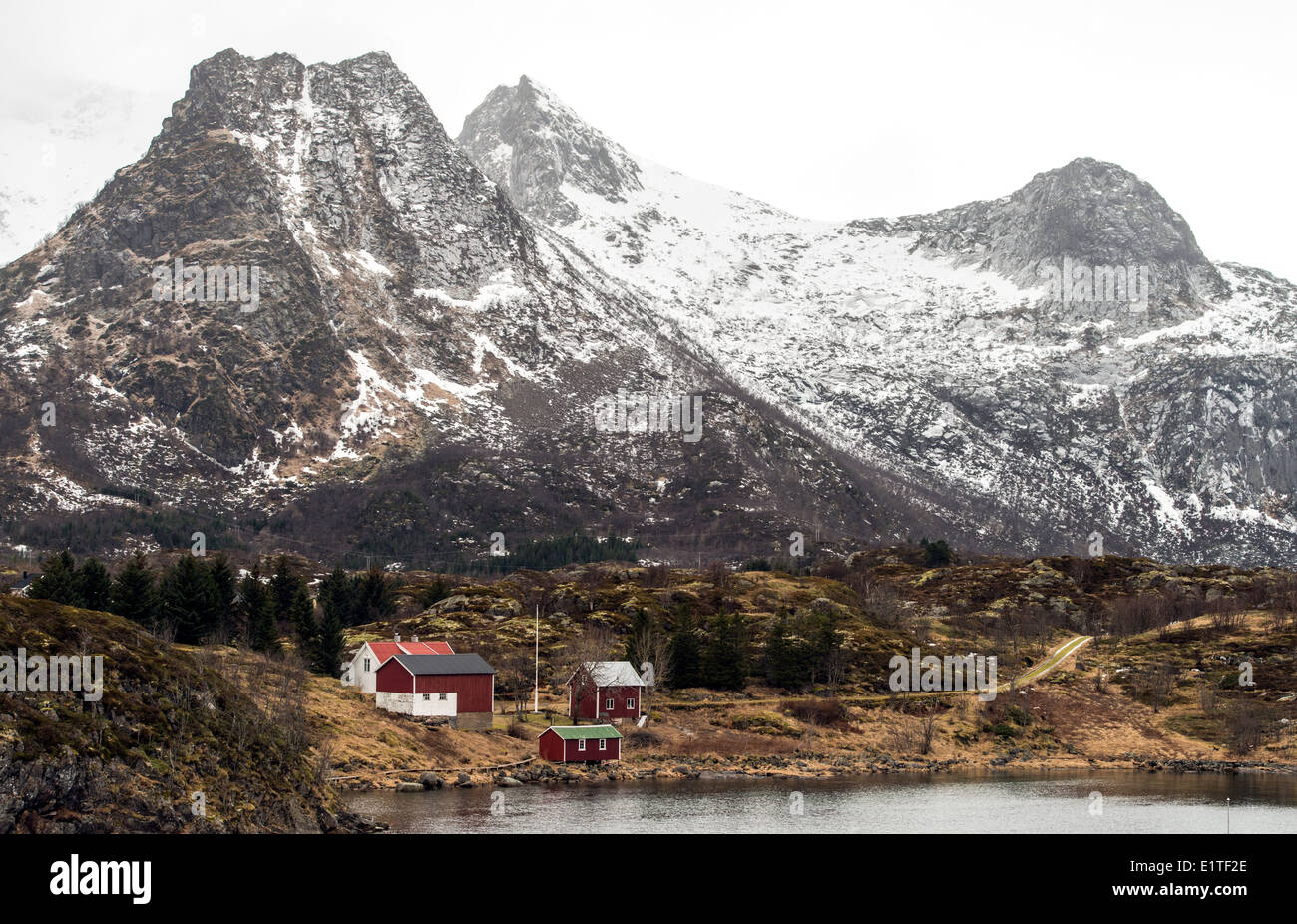 Le case e le montagne delle isole Lofoten in Norvegia del nord della Scandinavia Foto Stock