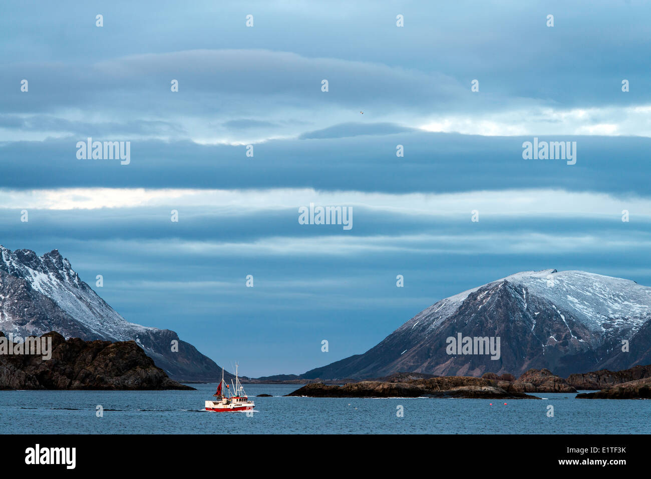 Barca in mare Isole Lofoten in Norvegia del nord della Scandinavia Foto Stock