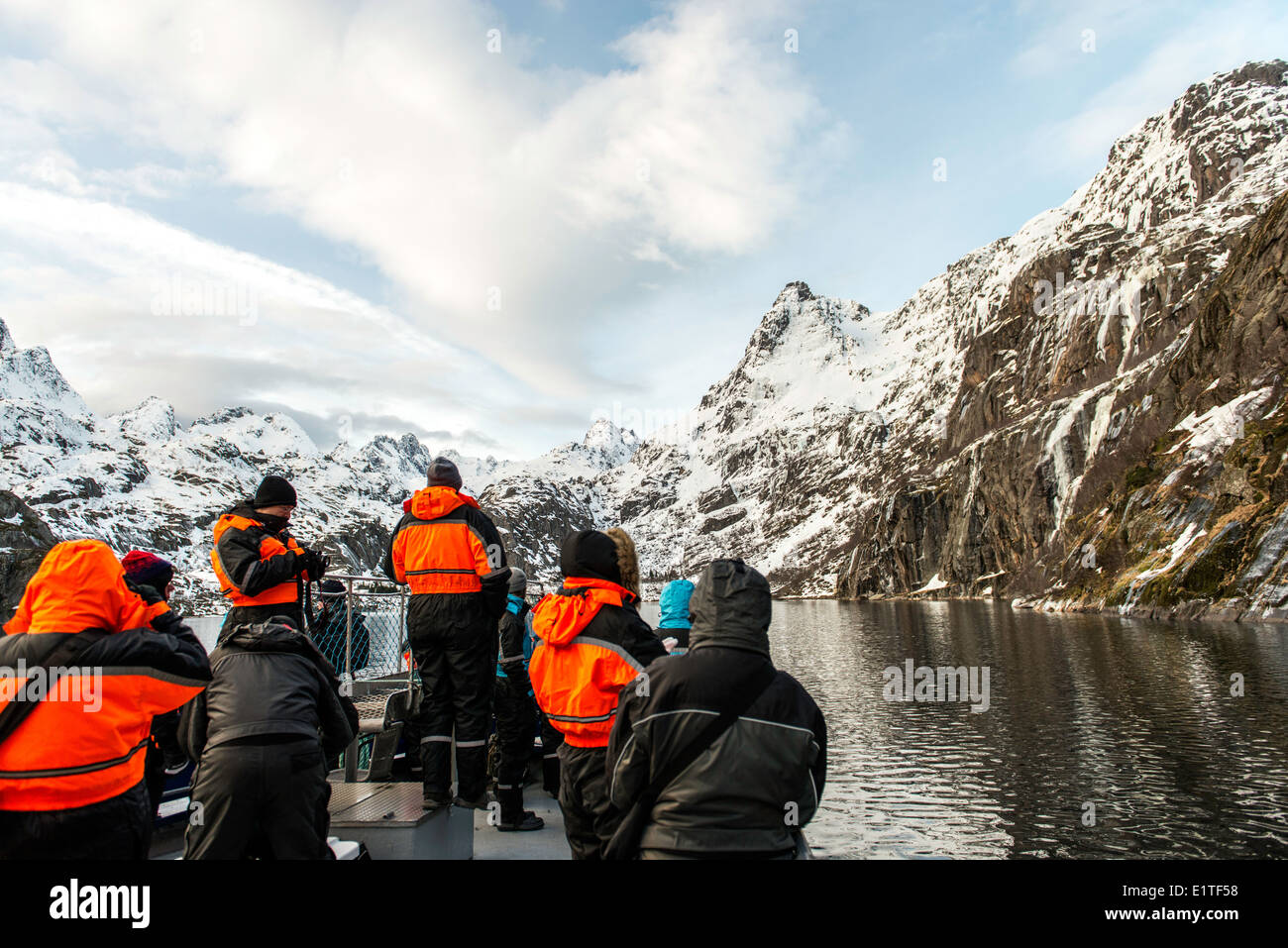 I turisti in una piccola barca di ottenere attraverso le isole Lofoten in Norvegia del nord della Scandinavia Foto Stock