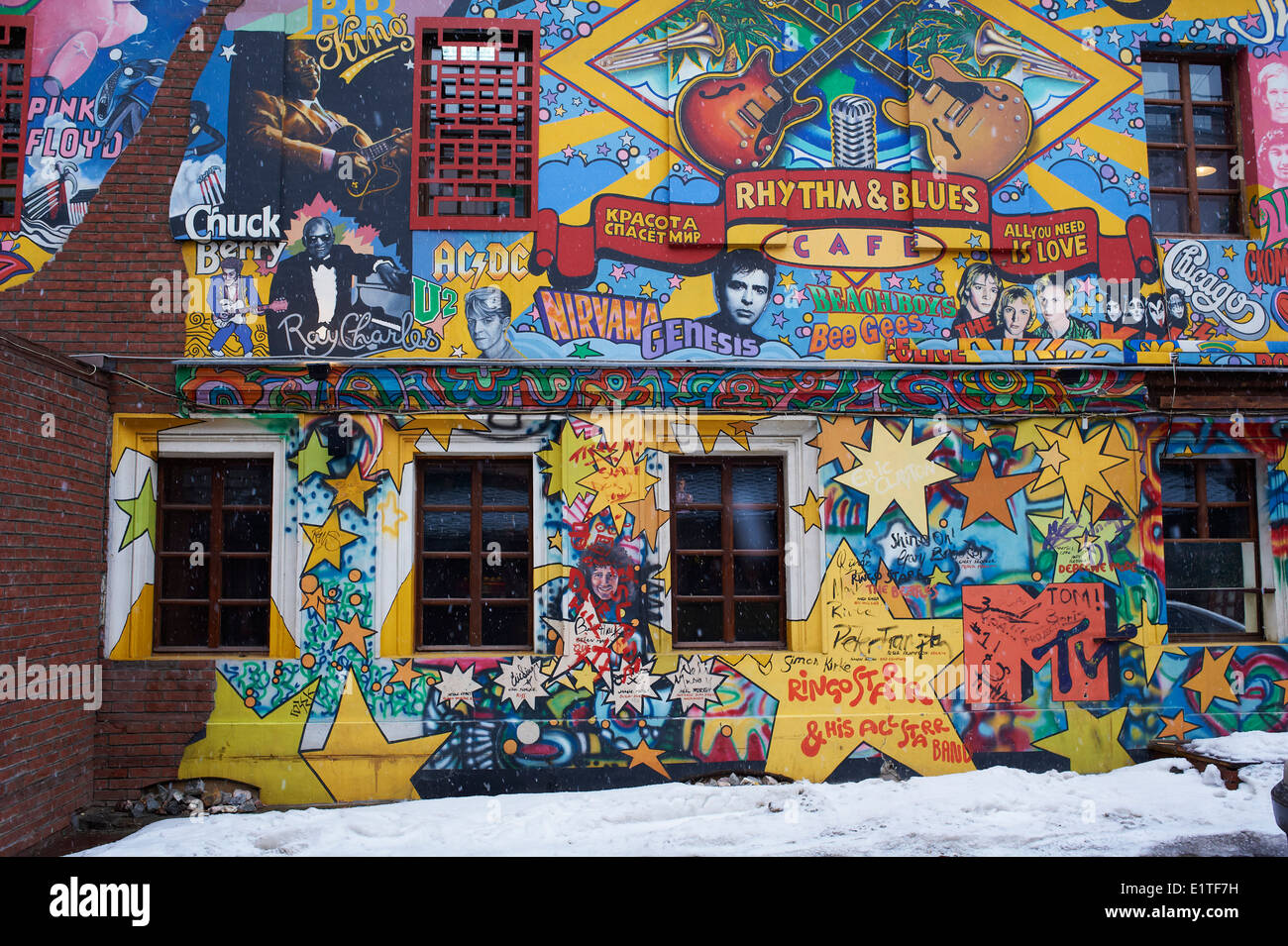 La Russia, Mosca, il Rhythm & Blues Cafè con parete di verniciatura Foto Stock
