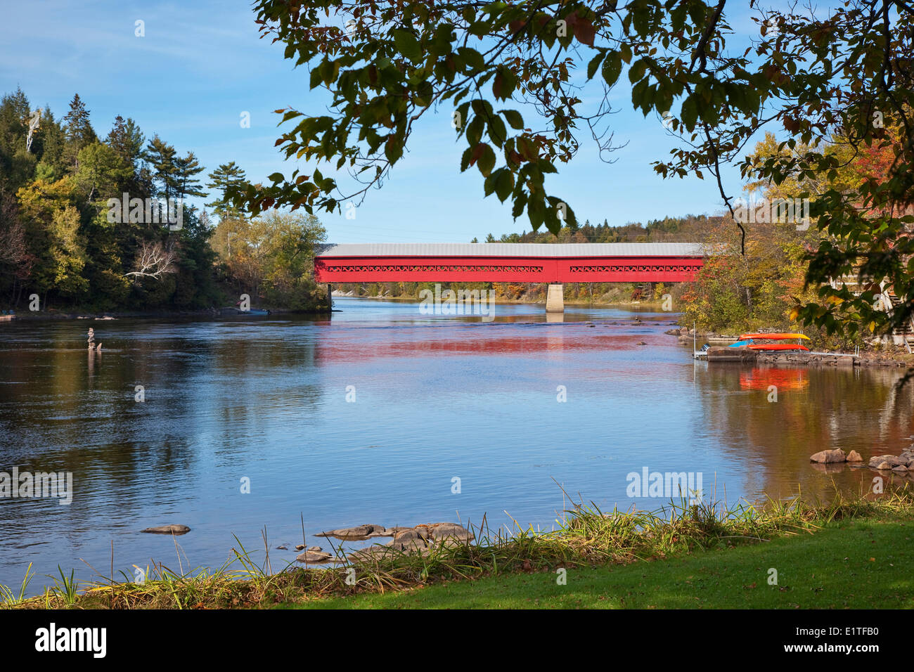 Wakefield ponte coperto, Gatineau River, Wakefield, Québec, Canada. Foto Stock