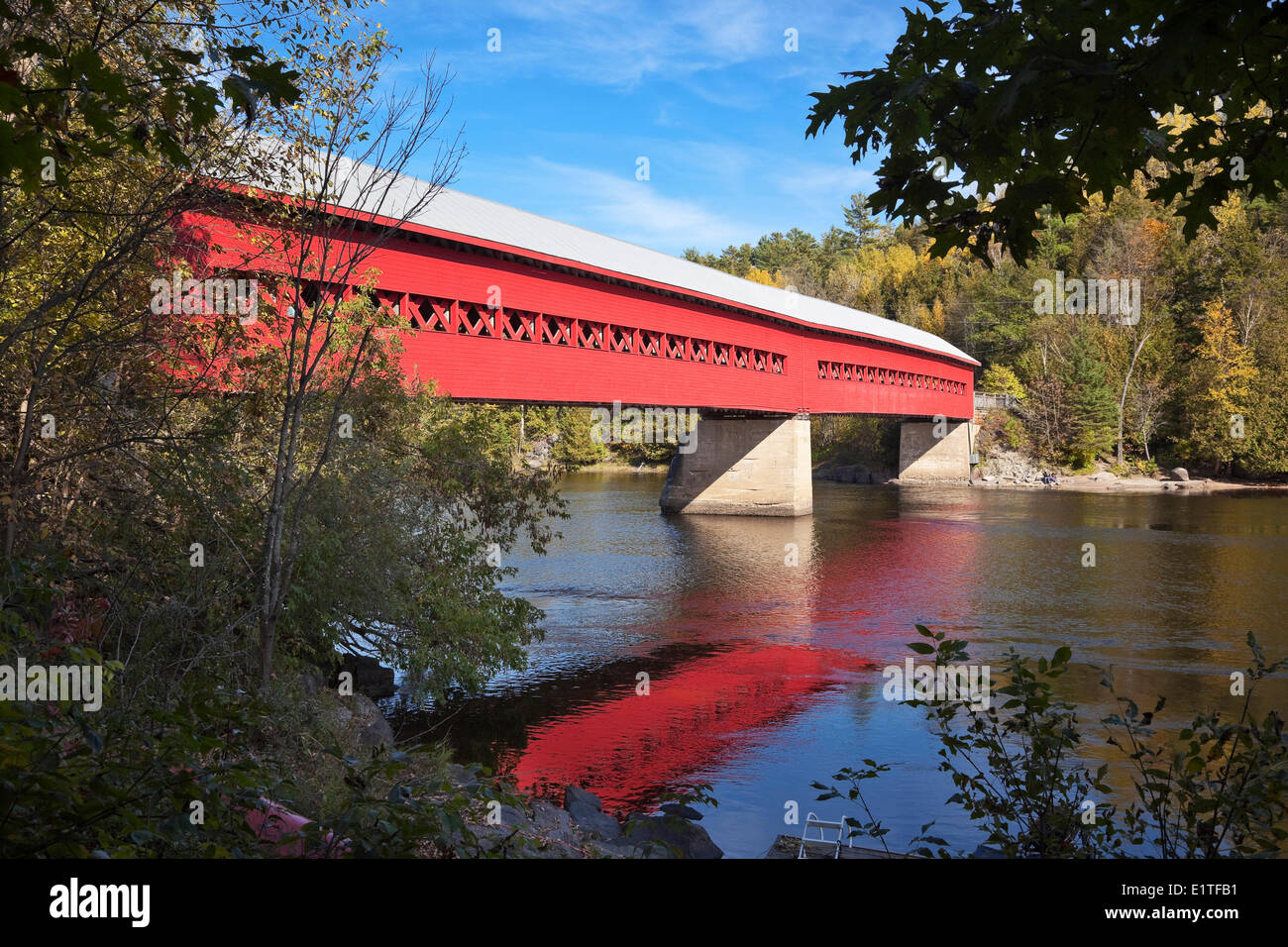 Wakefield ponte coperto, Gatineau River, Wakefield, Québec, Canada. Foto Stock