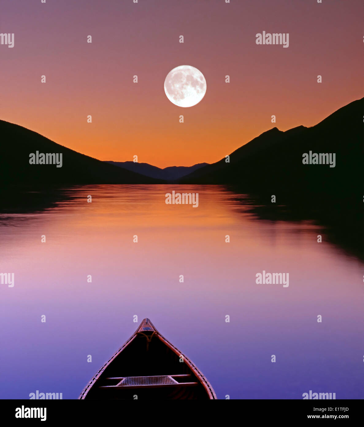 Moon over bowron lake, Bowron Lake Provincial Park, British Columbia, Canada Foto Stock