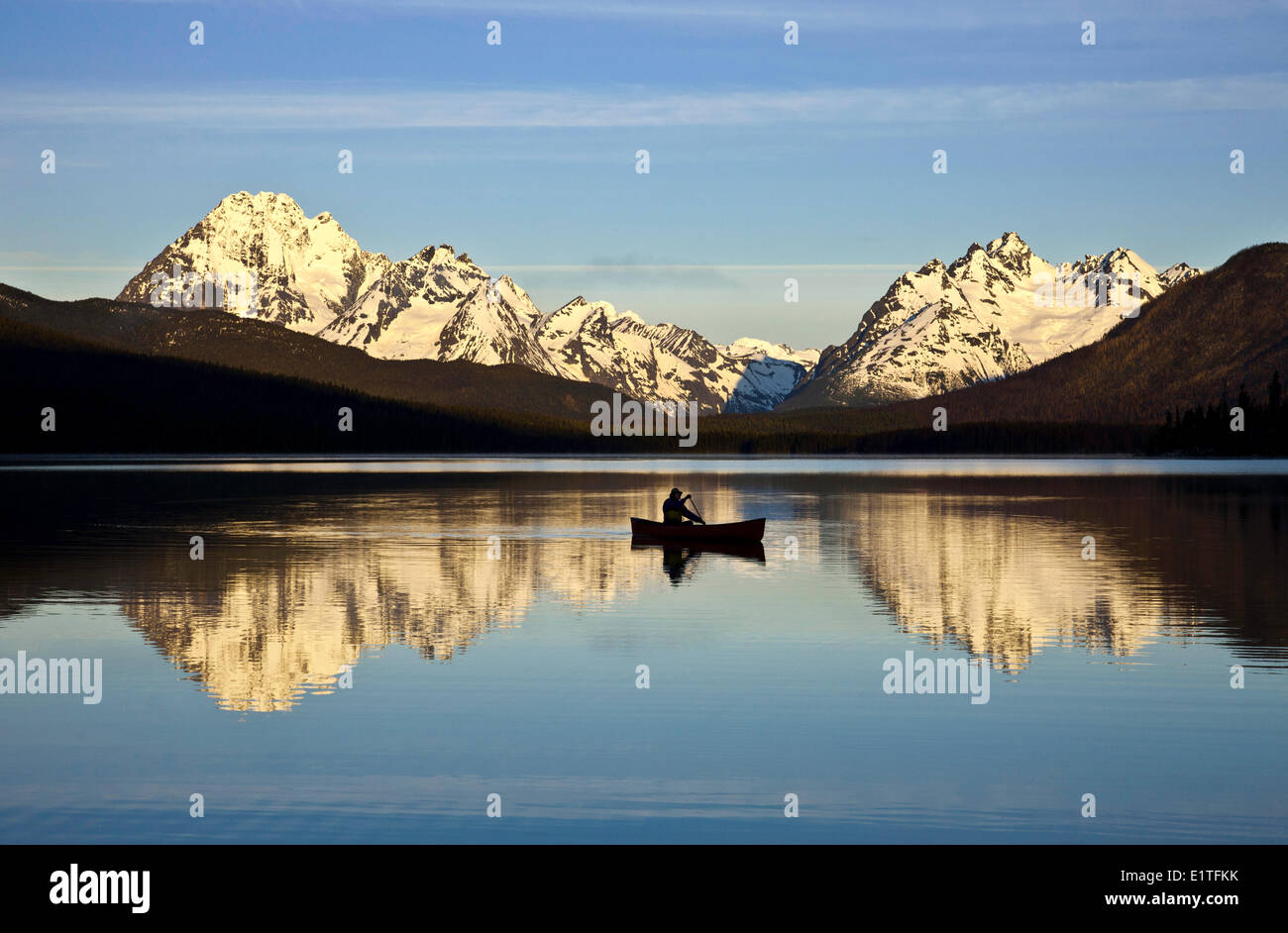 In canoa sul Turner Laghi Tweedsmuir Park, della Columbia britannica in Canada Foto Stock