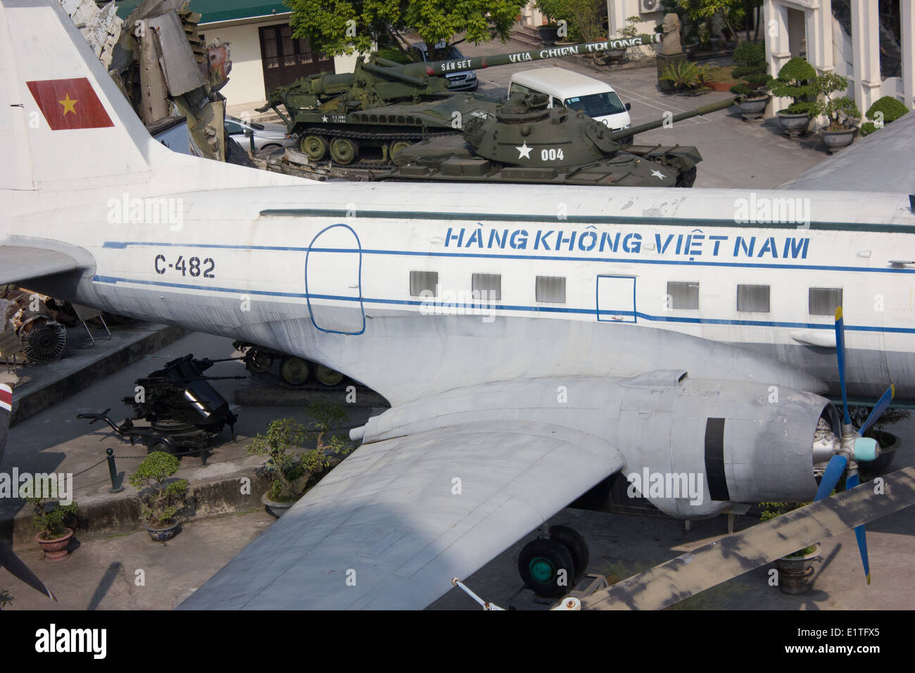 Un museo del Vietnam la storia militare con camere piene di fotografie e documenti. I motivi includono catturato veicoli da guerra. Foto Stock