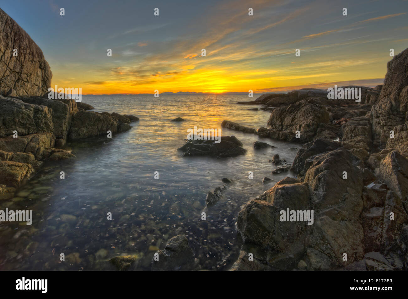 Sunset rivolta verso la spiaggia rocciosa alla Lighthouse Park di West Vancouver, British Columbia, Canada. Foto Stock