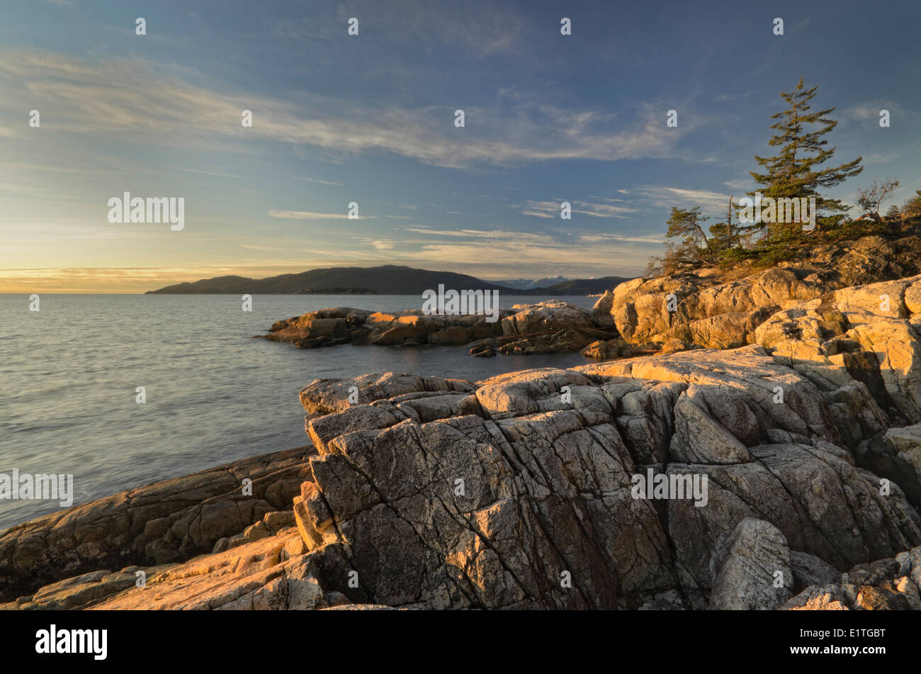 Sun colpendo le formazioni di roccia sulla riva del faro Park di West Vancouver, British Columbia, Canada. Foto Stock