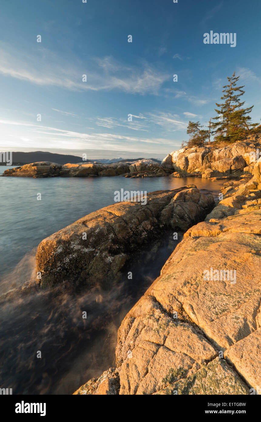 Sun colpendo le formazioni di roccia sulla riva del faro Park di West Vancouver, British Columbia, Canada. Foto Stock