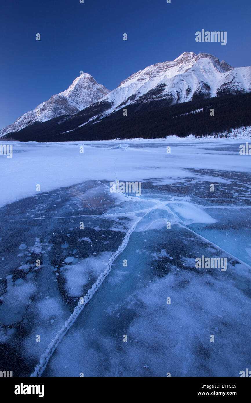 Twilight a spruzzare il lago nella valle di spruzzo Parco Provinciale a Kananaskis Country, Alberta Canada Foto Stock
