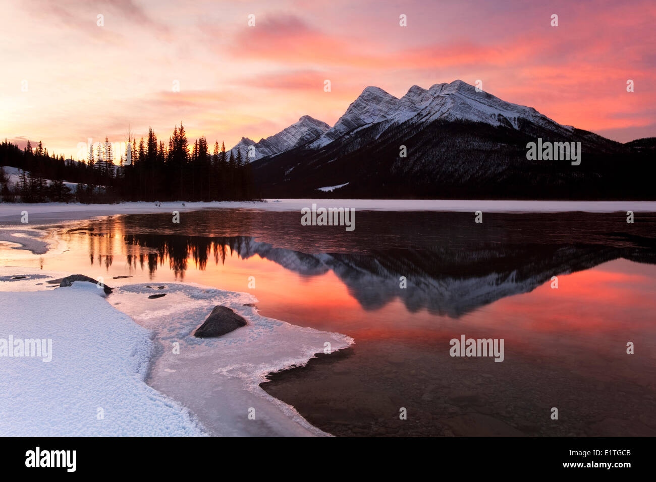 Sunrise a spruzzare il lago nella valle di spruzzo Parco Provinciale a Kananaskis Country, Alberta, Canada Foto Stock